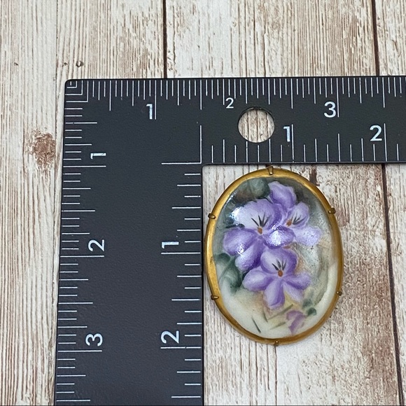 Vintage Victorian Hand-painted Purple Flower Porcelain Cameo Brooch - Picture 6 of 8